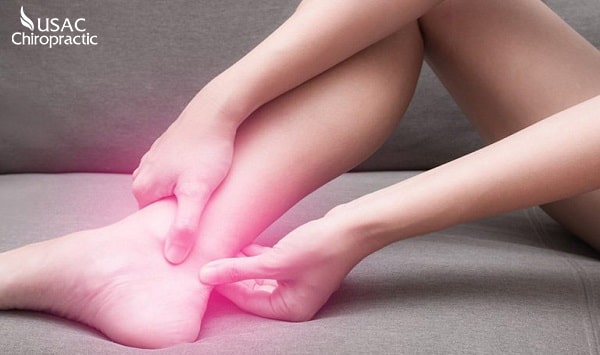 Viêm cân gan chân và viêm hoặc đứt gân gót chân có thể gây ra nhức gót chân trái không?
