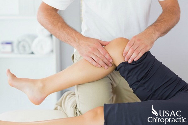 Thoa dầu ầm và massage giúp giảm các cơn đau khớp gối