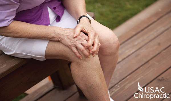 Tình trạng cứng khớp có thể xuất hiện ở một hoặc cả hai chân, thường gặp vào buổi sáng