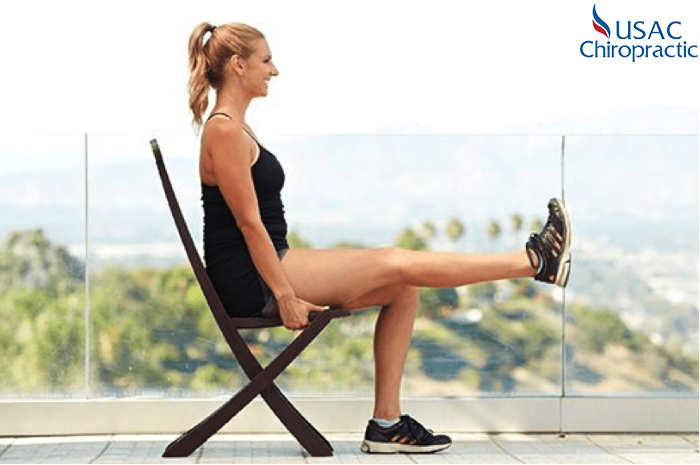 Động tác ngồi nâng chân giúp làm ấm khớp gối 1 cách nhẹ nhàng