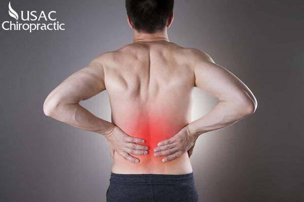 Người bệnh gai đôi cột sống S1 sẽ nhận thấy dấu hiệu ban đầu là những cơn đau nhức vùng thắt lưng